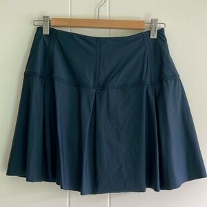 Lululemon skirt / skort, dark teal size 6 tall. Hidden shorts with 2 pockets